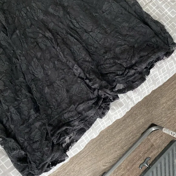 Black floral double-layer diagonal v-neck midi Flowy dress - Picture 4 of 17